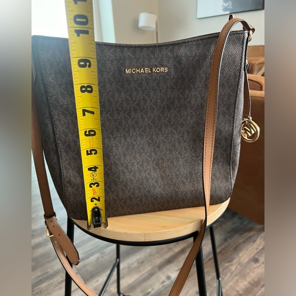 Michael Kors crossbody. Perfect condition. Used once. - Picture 4 of 6